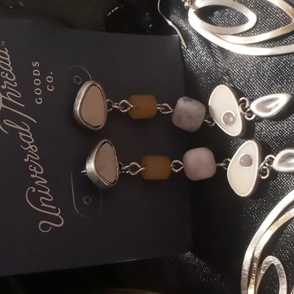 Universal thread earrings and a stamped braided cuff bracelet. Lot Of 3 - Picture 2 of 7